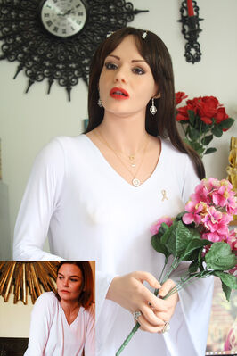 Jennifer's dress
Feodora models a dress once owned and worn by actress Jennifer Morrison
